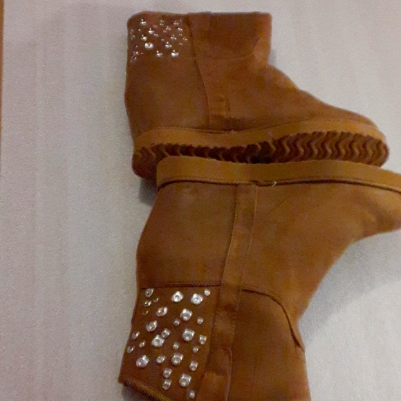 QUPID TAN ANKLE BOOTS WITH SILVER STUD IN SIZE 10 WITH FAUX FUR LINING - Picture 8 of 14